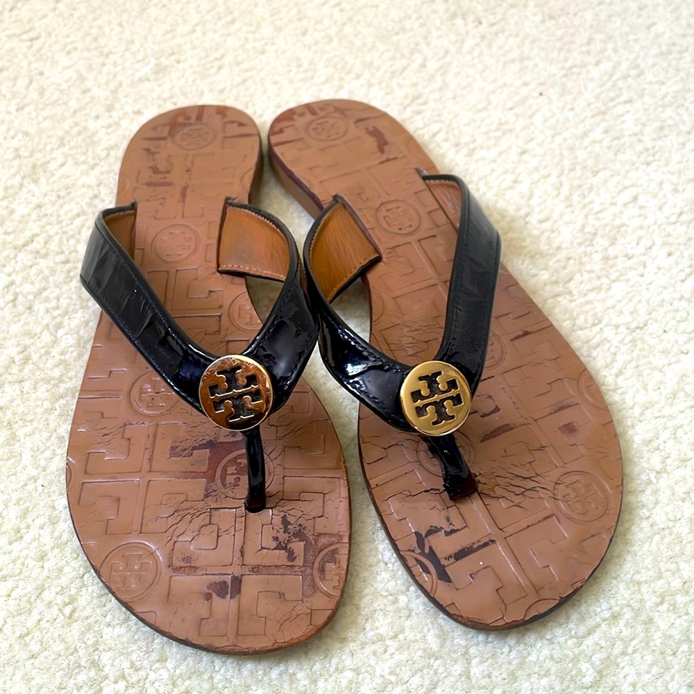 Tory Burch Thora thong black patent leather flip flop sandal Sz 6 gold TB emblem
